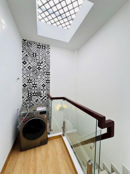 BÁN NHÀ Q3 – CMT8 – HẺM 4M LIÊN THÔNG – 5 TẦNG – GIẾNG TRỜI – SÂN THƯỢNG – DT 40M² – 4PN – 8,99 TỶ