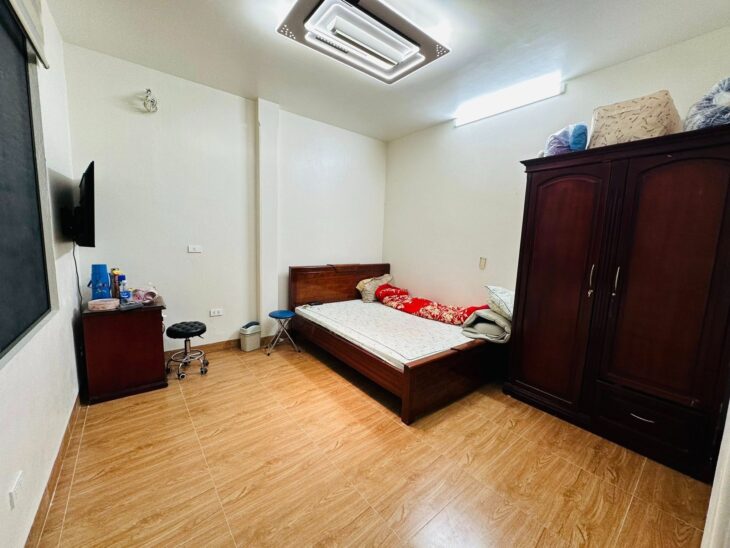 PHÂN LÔ HOÀNG QUỐC VIỆT 48M 6T NHỈNH 17 TỶ – VỈA HÈ – Ô TÔ VÀO NHÀ – HAI MẶT NGÕ- THANG MÁY- TẦM