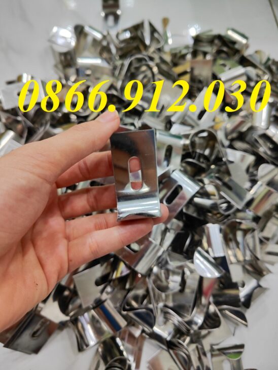 So sánh kẹp ngói nóc inox và phương pháp gắn ngói truyền thống