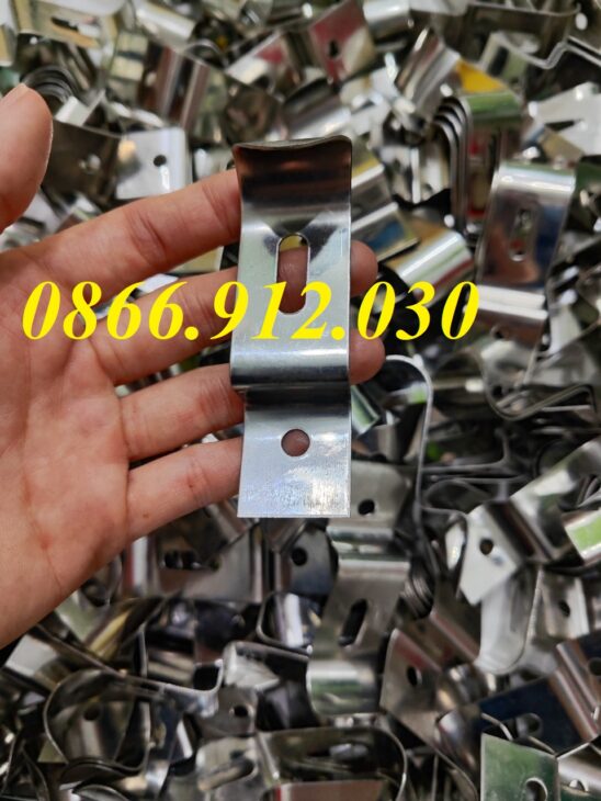 So sánh kẹp ngói nóc inox và phương pháp gắn ngói truyền thống