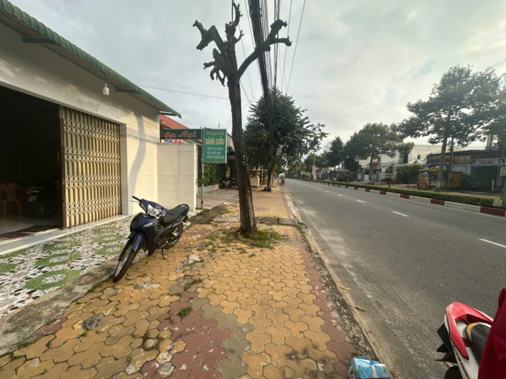 Bán nhà mặt tiền Thống Nhất, Tân An, LaGi giá siêu ngộp