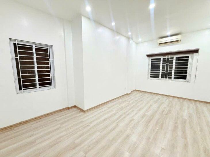 lạc long quân 35m x5 tầng 8,75 tỷ gần hồ,30m ô tô tránh,ngõ ba gác thông,nở hậu