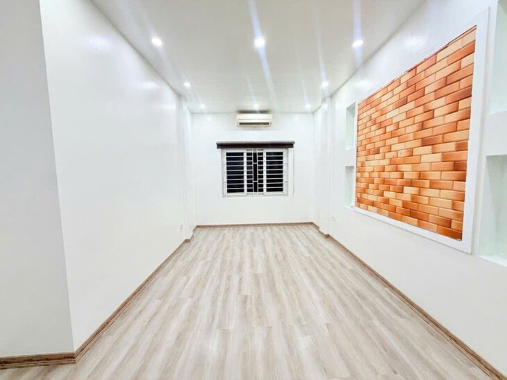 lạc long quân 35m x5 tầng 8,75 tỷ gần hồ,30m ô tô tránh,ngõ ba gác thông,nở hậu