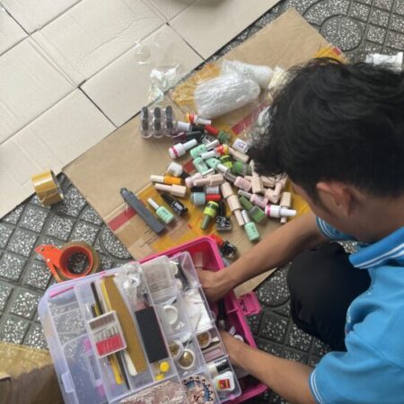 Nhận gửi đồ làm nails đi Mỹ, Canada bao thuế tại Long Hưng Phát Express