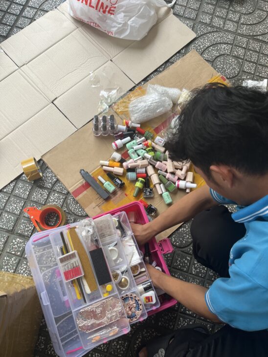 Nhận gửi đồ làm nails đi Mỹ, Canada bao thuế tại Long Hưng Phát Express