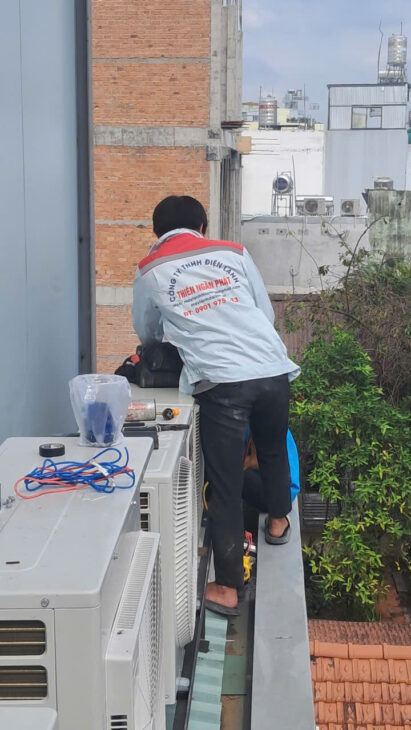 Lắp đặt máy lạnh LG âm trần 5.5 ngựa cho showroom