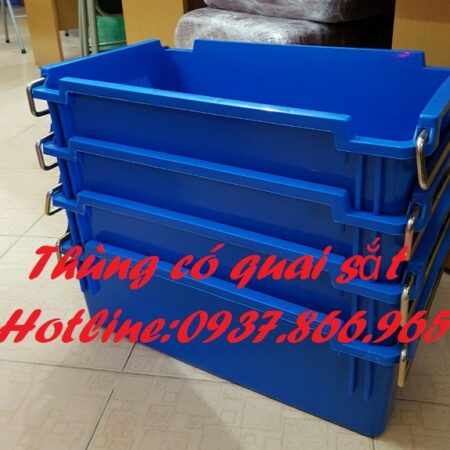 Thùng có quai sắt đựng thành phẩm trong nhà máy, khay cơ khi, khay nhựa công nghiệp