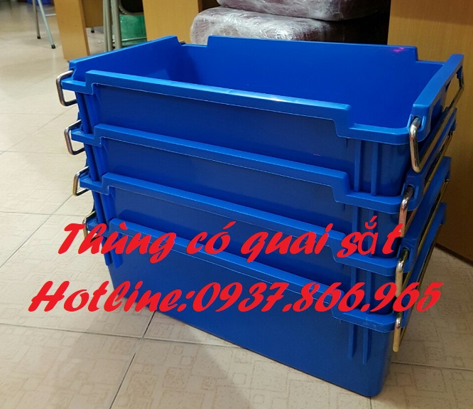 Thùng có quai sắt đựng thành phẩm trong nhà máy, khay cơ khi, khay nhựa công nghiệp