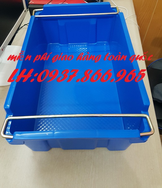 Thùng có quai sắt đựng thành phẩm trong nhà máy, khay cơ khi, khay nhựa công nghiệp