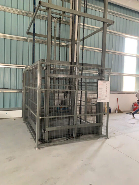 Thang nâng hàng thủy lực nhập khẩu giá tốt