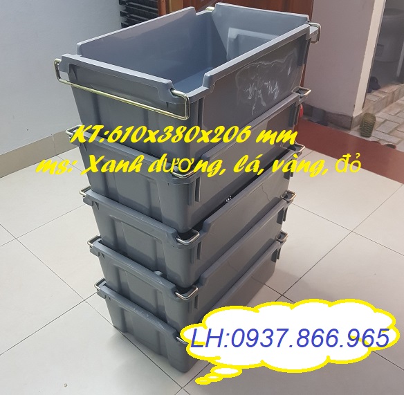 Thùng có quai sắt đựng thành phẩm trong nhà máy, khay cơ khi, khay nhựa công nghiệp