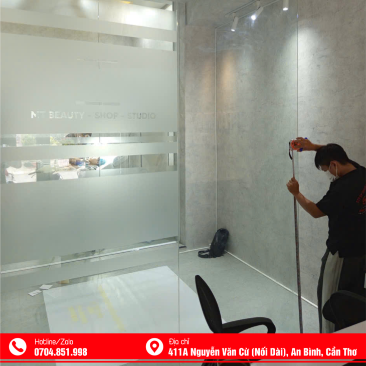 thiết kế in ấn thi công dán decal kính