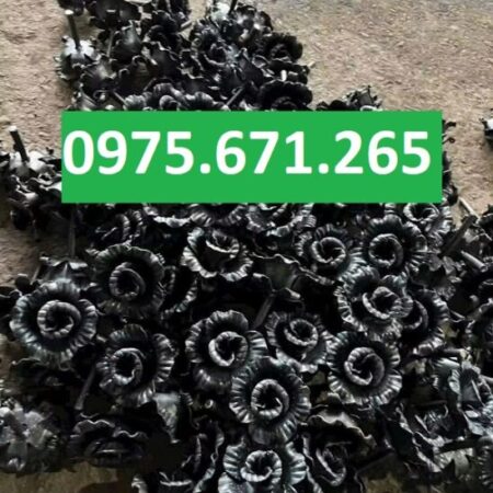 Bông hồng sắt rèn làm điểm nhấn cho cổng biệt thự Bông hồng sắt rèn làm điểm nhấn cho cổng biệt thự